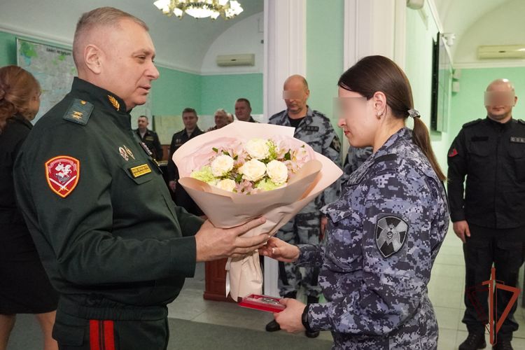 Росгвардейцы получили награды за умелые действия после взрыва в Петербурге