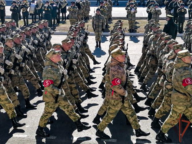 Военнослужащие Уральского округа Росгвардии начали подготовку к параду Победы