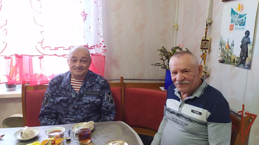 Росгвардейцы из Удмуртии навестили ветерана войск правопорядка, пережившего в детстве заточение в «Лагере смерти»