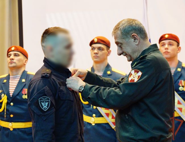 Командующий Восточным округом Росгвардии вручил награды личному составу