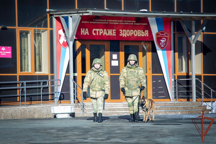 Медицинская служба Уральского округа отмечает профессиональный праздник