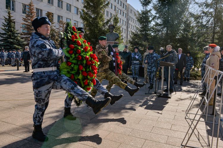 В Москве сотрудники ОМОН «Авангард» открыли Аллею Славы в день памяти погибших боевых товарищей