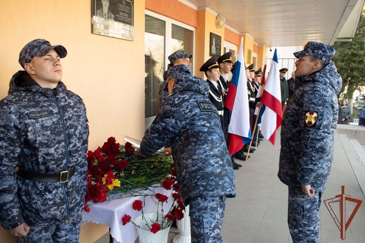 Память военнослужащего Росгвардии увековечили в Крыму 
