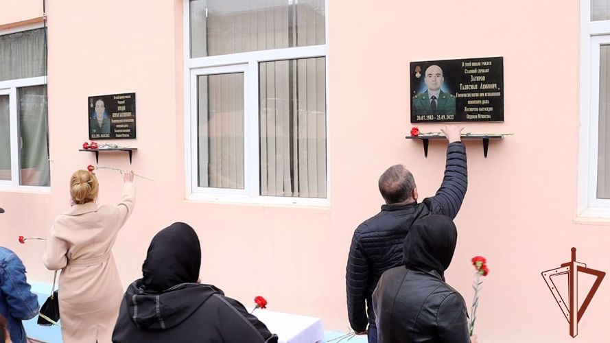 В Дагестане установили мемориальную доску в память о погибшем росгвардейце