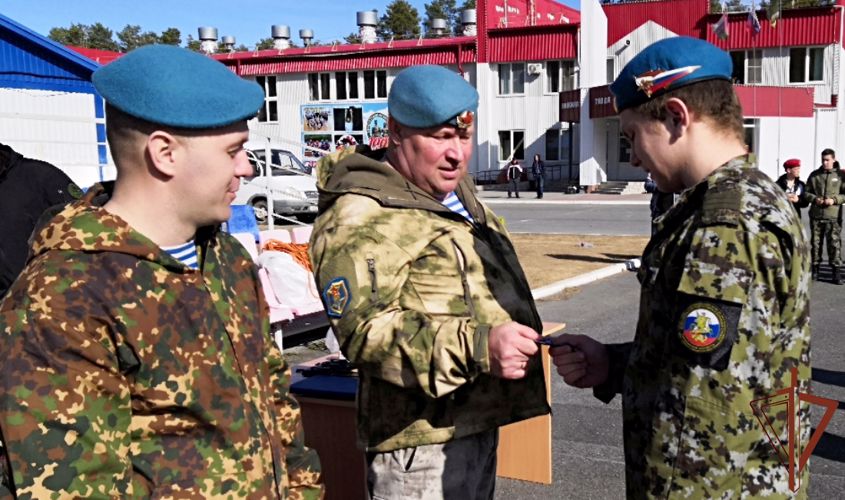 Ветераны Росгвардии организовали для тюменских школьников военно-спортивное мероприятие 