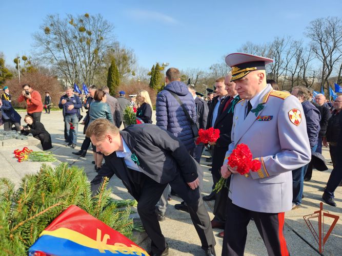 Память погибших при штурме Кёнигсберга советских солдат почтили росгвардейцы