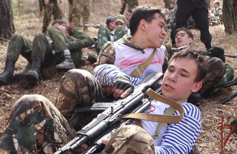 Ветераны Росгвардии организовали для тюменских школьников военно-спортивное мероприятие 