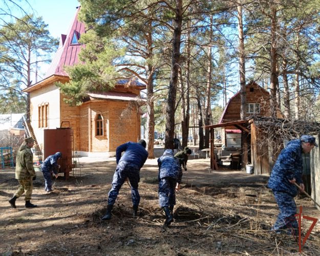 Росгвардейцы облагородили территорию вокруг храма Георгия Победоносца в Кургане 