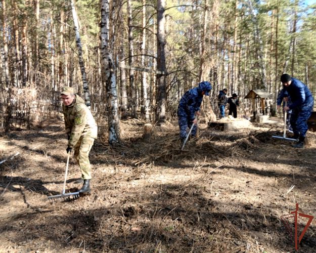 Росгвардейцы облагородили территорию вокруг храма Георгия Победоносца в Кургане 