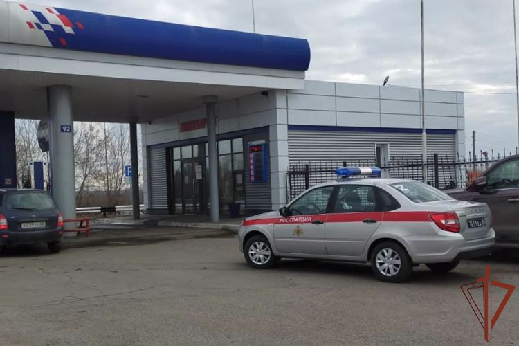 Пытавшуюся поджечь АЗС женщину оперативно задержали росгвардейцы в  Алтайском крае (видео)