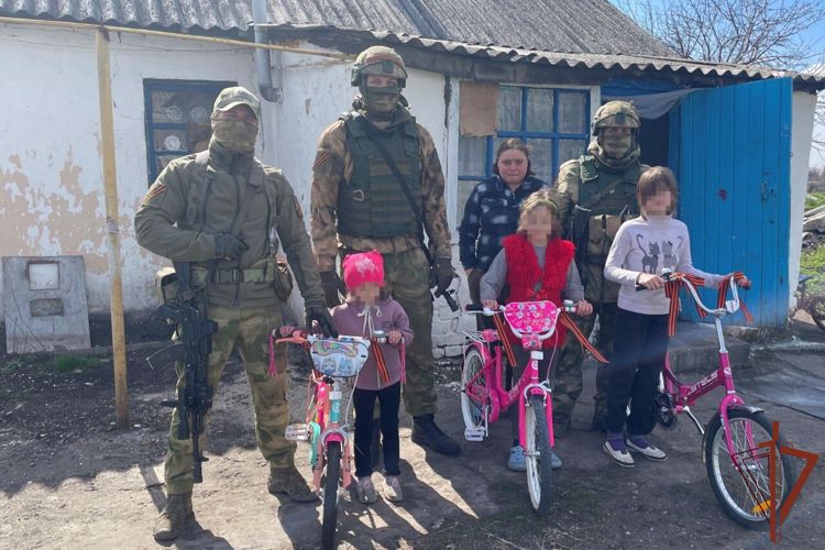 Росгвардейцы – участники спецоперации подарили велосипеды детям погибшего сотрудника Народной милиции ЛНР 