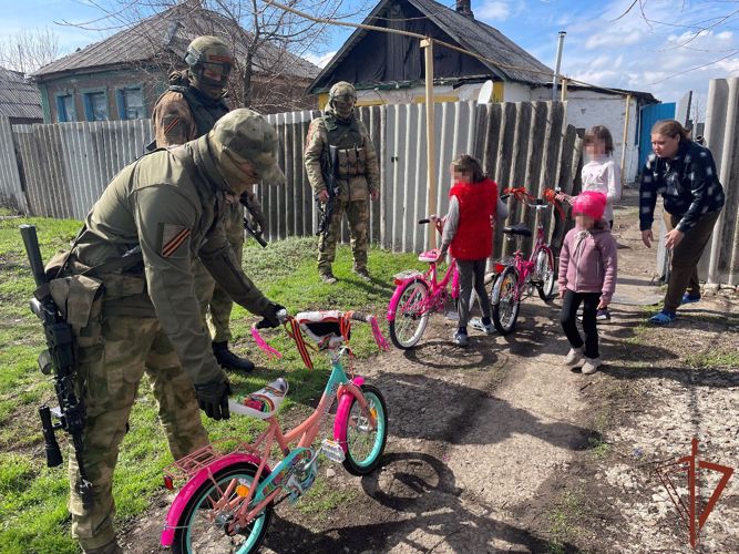Росгвардейцы – участники спецоперации подарили велосипеды детям погибшего сотрудника Народной милиции ЛНР 