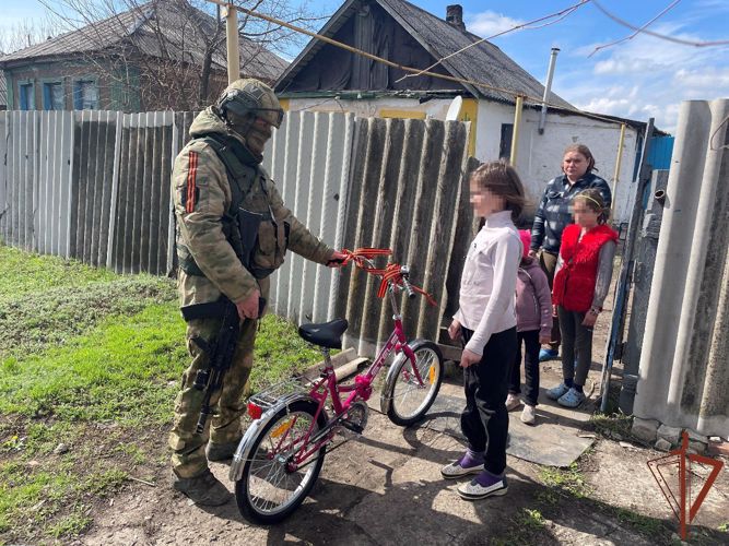 Росгвардейцы – участники спецоперации подарили велосипеды детям погибшего сотрудника Народной милиции ЛНР 
