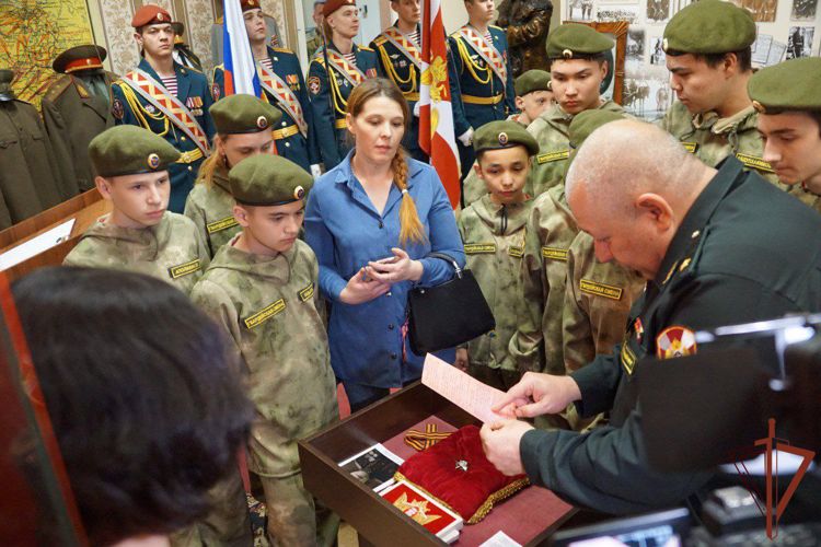 Найденный в зоне СВО орден ветерана ВОВ передали в музей Росгвардии