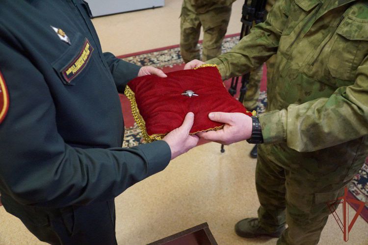 Найденный в зоне СВО орден ветерана ВОВ передали в музей Росгвардии