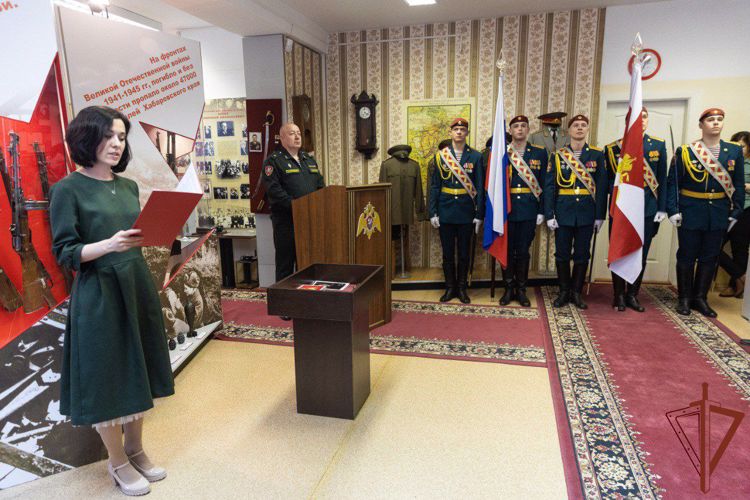 Найденный в зоне СВО орден ветерана ВОВ передали в музей Росгвардии