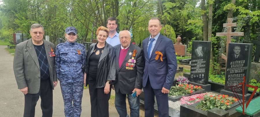 Память Героя СССР С.Х. Зайцева в день его рождения почтили росгвардейцы на Троекуровском кладбище Москвы