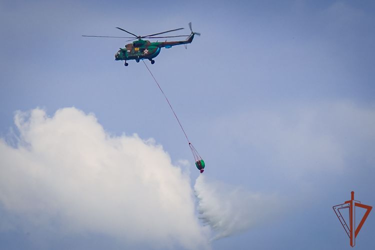 Лётчики Северо-Западного округа Росгвардии отработали тушение пожаров с воздуха (фото, видео)