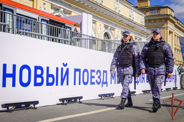 Росгвардейцы обеспечили безопасность Международного транспортного фестиваля в Санкт-Петербурге