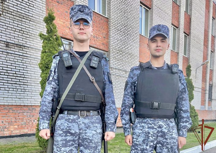 Росгвардейцы оказали помощь сломавшей руку женщине в Санкт-Петербурге 