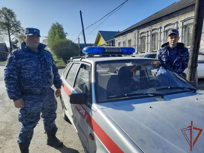 Сотрудники Росгвардии своевременно приняли меры к тушению пожара в Свердловской области (видео)