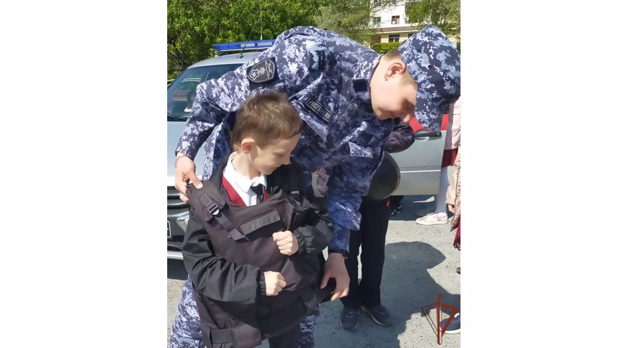 Ежегодный всероссийский ведомственный проект «Каникулы с Росгвардией» стартовал на Урале