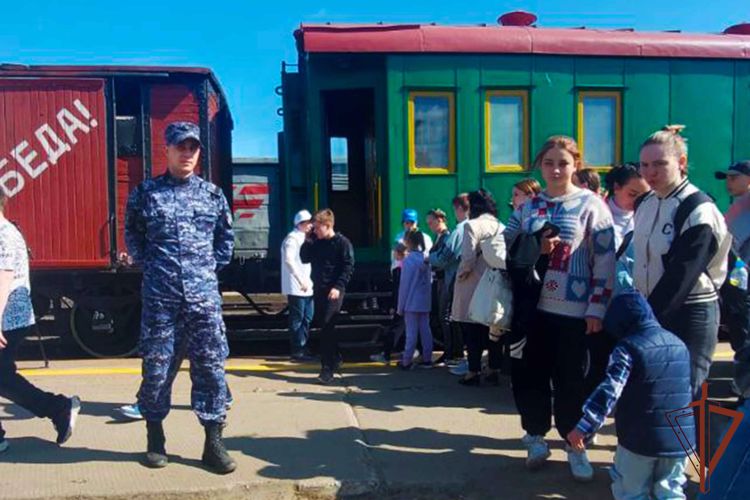 Росгвардия обеспечила безопасность встречи поезда-музея «Эшелон Победы» на Ямале