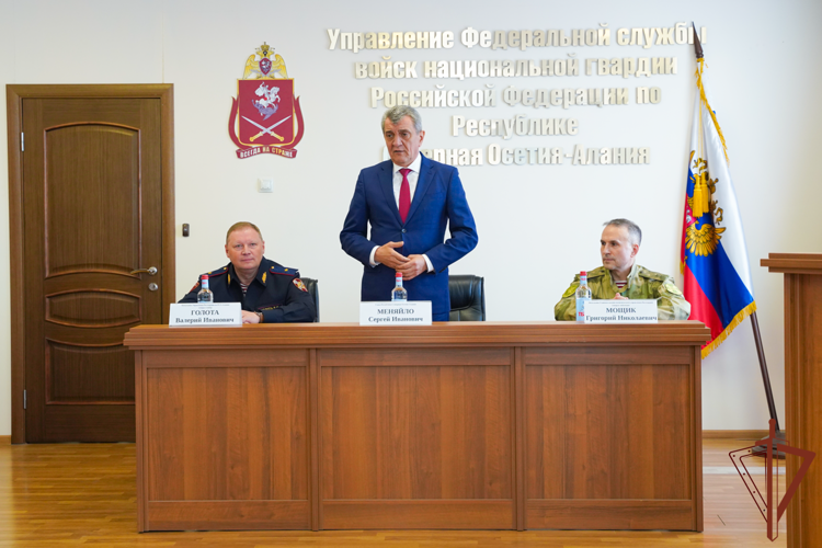 Генерал-лейтенант Григорий Мощик вручил государственные награды росгвардейцам во Владикавказе