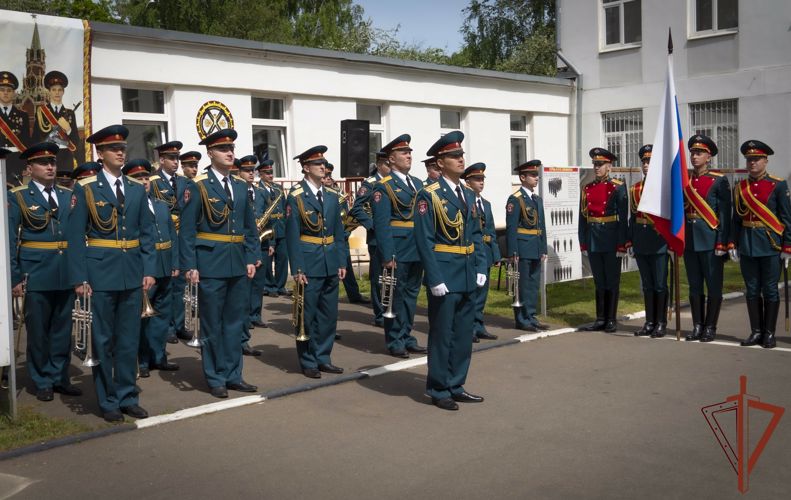 Оркестр Росгвардии поздравил столичных кадет с окончанием учебного года