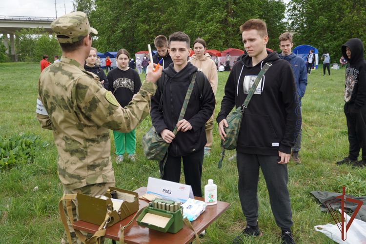 Росгвардейцы провели для столичных школьников военно-патриотическую игру «Зарница»