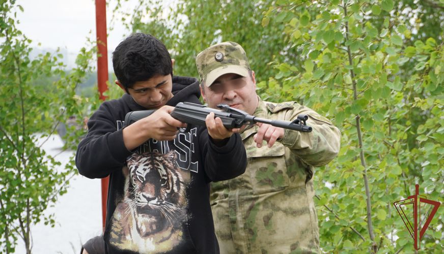 Росгвардейцы провели для столичных школьников военно-патриотическую игру «Зарница»