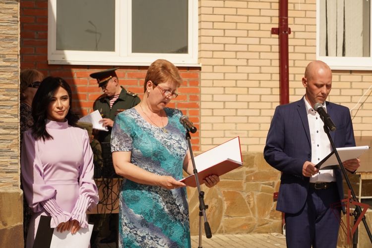 В Грозном прозвучал последний звонок для выпускников 1-й школы Росгвардии 