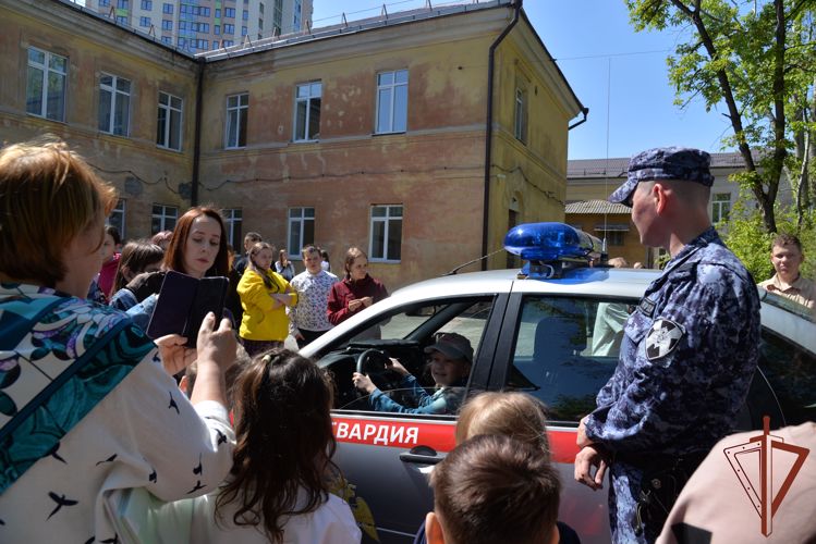 Росгвардия участвует в профилактических мероприятиях по обеспечению детской безопасности во время летнего отдыха на Урале