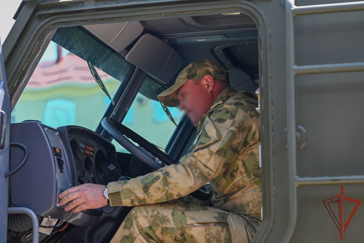 Сотрудники Росгвардии получили новые служебные автомобили в Ставрополе