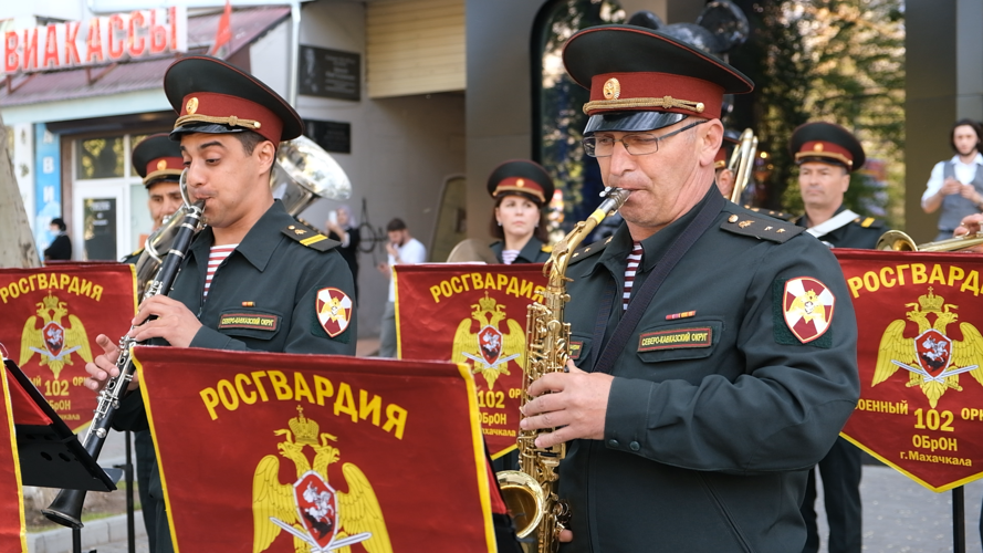 В Дагестане росгвардейцы провели персональный парад для ветерана Великой Отечественной войны 