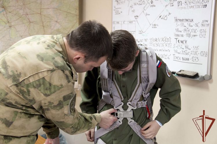 Экологические акции в память о павших защитниках Родины провели в Сибири росгвардейцы с подшефными школьниками