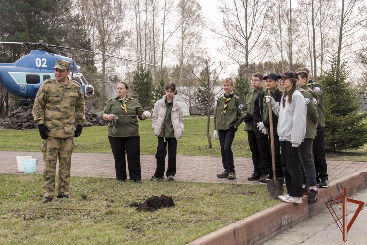 Экологические акции в память о павших защитниках Родины провели в Сибири росгвардейцы с подшефными школьниками