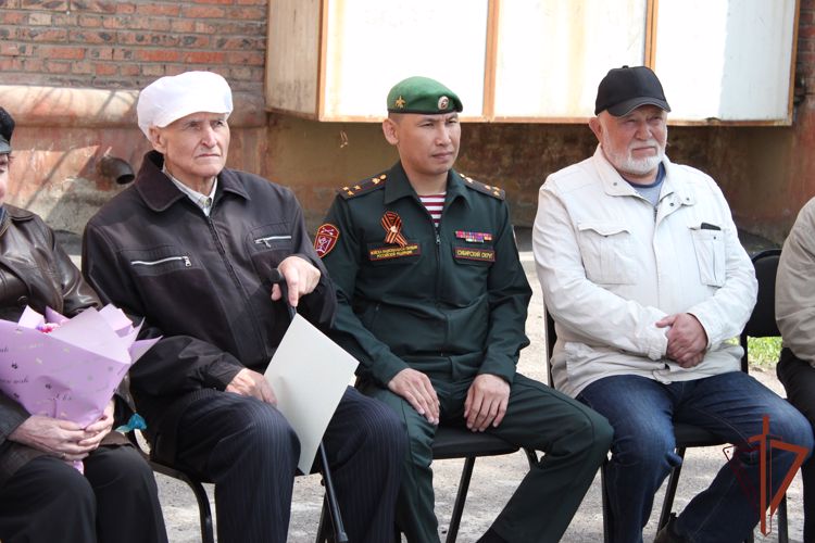 Военнослужащие Росгвардии поздравили с 85-летним юбилеем ветеранов внутренних войск 