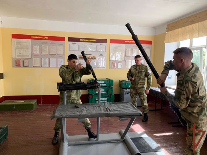 Водители и наводчики БТР завершили курс профессиональной подготовки в омском центре подготовки личного состава Росгвардии