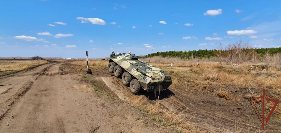 Водители и наводчики БТР завершили курс профессиональной подготовки в омском центре подготовки личного состава Росгвардии