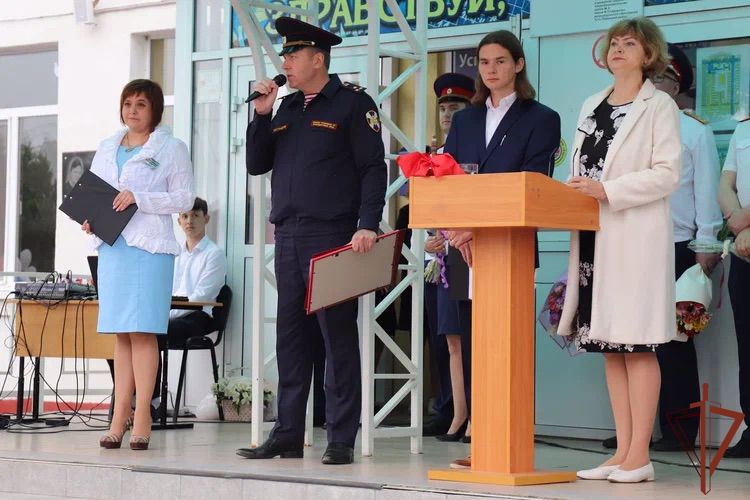Отличникам профильных классов Росгвардии вручили благодарственные письма в Усть-Лабинске