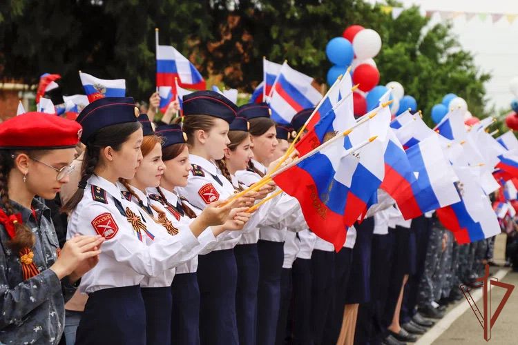 Отличникам профильных классов Росгвардии вручили благодарственные письма в Усть-Лабинске
