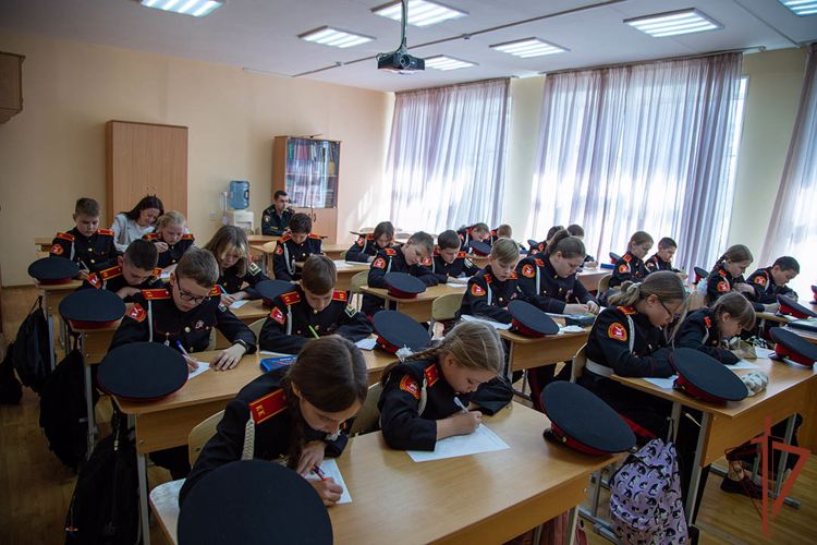 Кадеты профильного класса Росгвардии школы присоединились к акции «Письмо солдату»