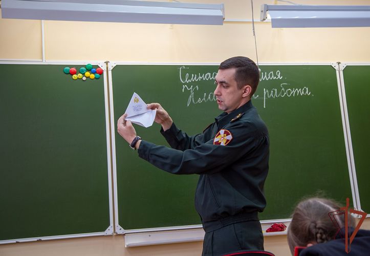 Кадеты профильного класса Росгвардии школы присоединились к акции «Письмо солдату»