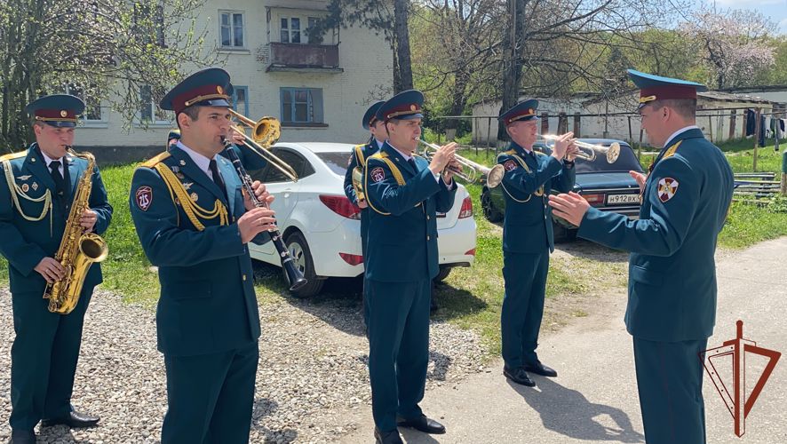 В Кабардино-Балкарии росгвардейцы присоединились к акции «Парад у дома ветерана»
