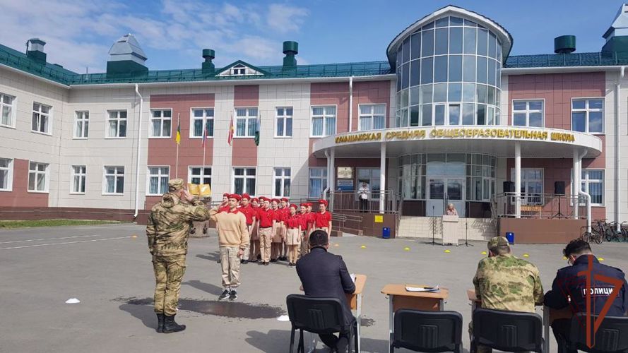 Цикл патриотических встреч росгвардейцев с учащимися школ региона продолжается на Урале