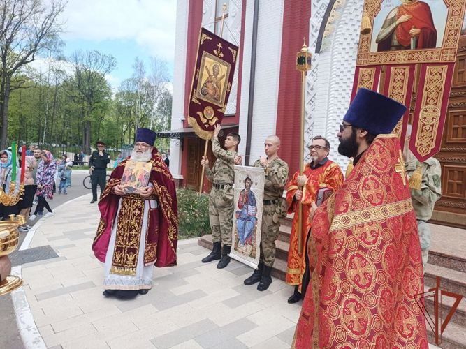 Уникальная хоругвь из Соловецкого монастыря вернулась в главный храм Росгвардии