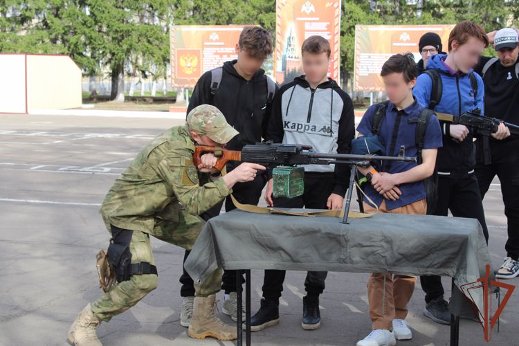 Росгвардия проводит тематические встречи с юными жителями Сибири