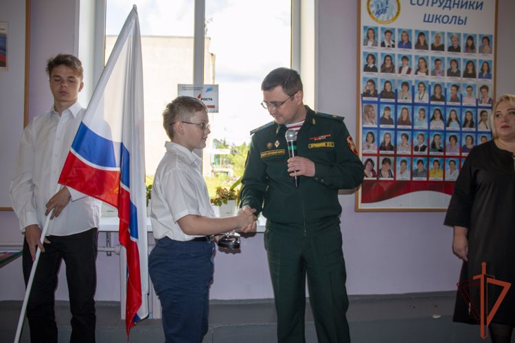 В память о погибшем на СВО сотруднике Росгвардии открыли «Парту героя» в Ленинградской области