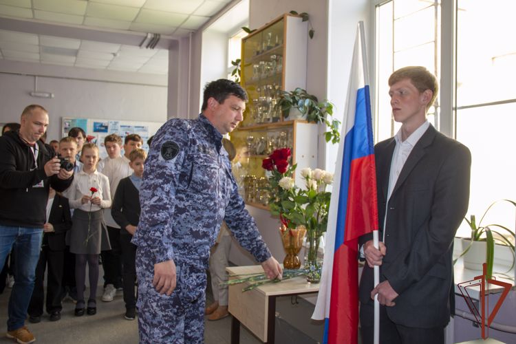 В память о погибшем на СВО сотруднике Росгвардии открыли «Парту героя» в Ленинградской области